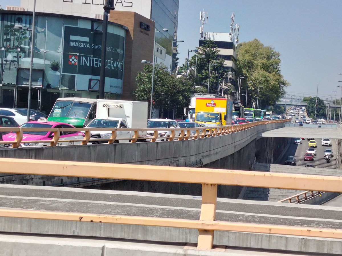 valeck's tweet photo. @OVIALCDMX @SSC_CDMX #transito otra vez semáforos sin funcionar en insurgentes y río Mixcoac https://t.co/adaPUD8JAW