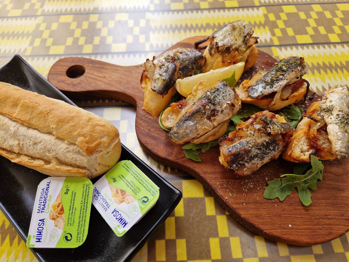 Lissabon. Het is 22°C en de terassen zitten aardig vol - met toeristen, want de Portugezen gaan nog lang niet aan tafel.