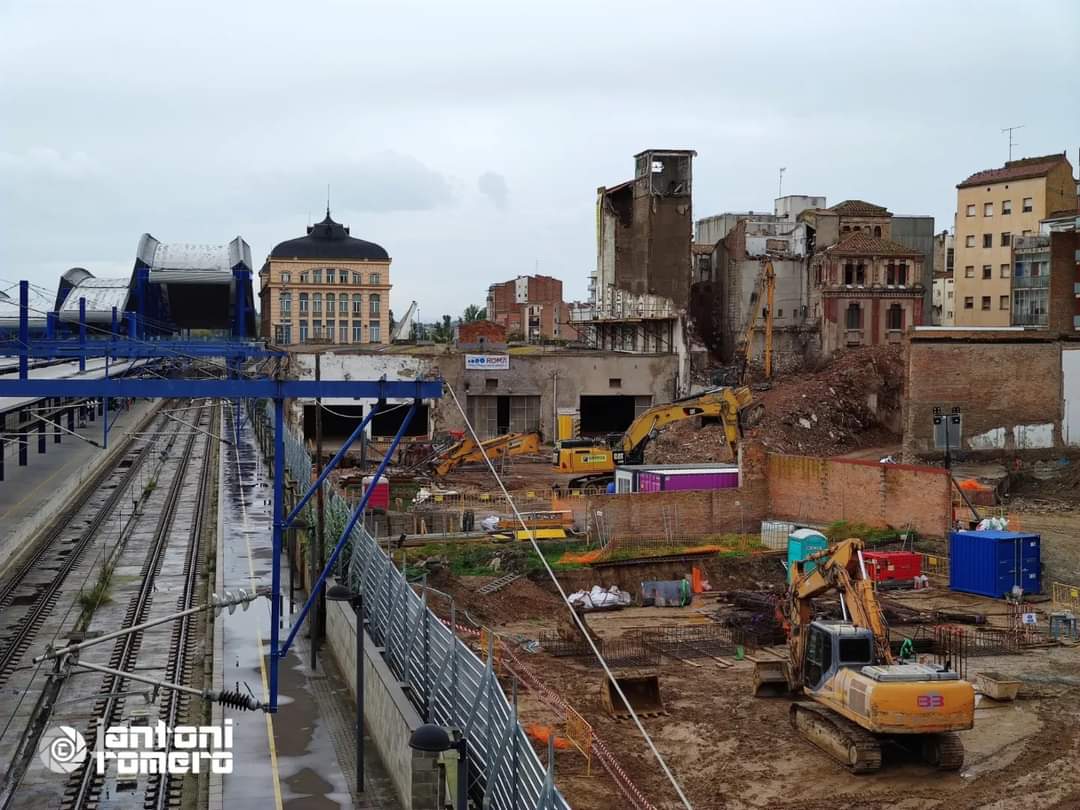 Obres de la nova estació d'autobusos
Lleida
<a href="/paerialleida/">Ajuntament de Lleida</a> <a href="/turismedelleida/">Lleida Turisme</a> <a href="/veinsdelbarri/">Assoc. Veïns i Comerciants Noguerola Estació Segre</a> <a href="/PostureigLleida/">Postureig de Lleida</a> #estreetphotography #tardor2024