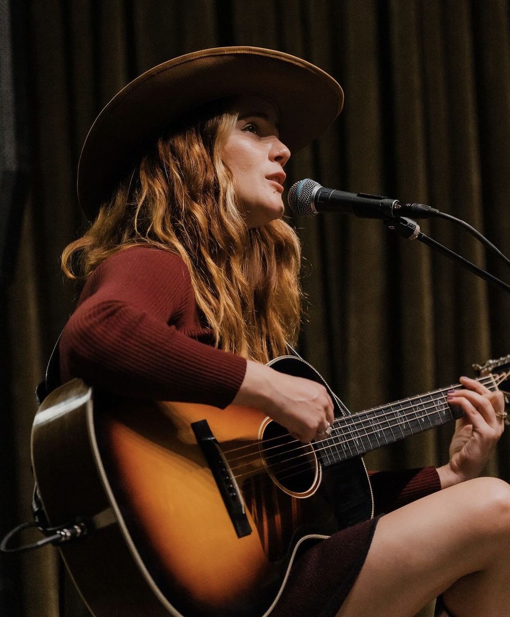 Rae Isla, a traveling bard 🧳 tweet media