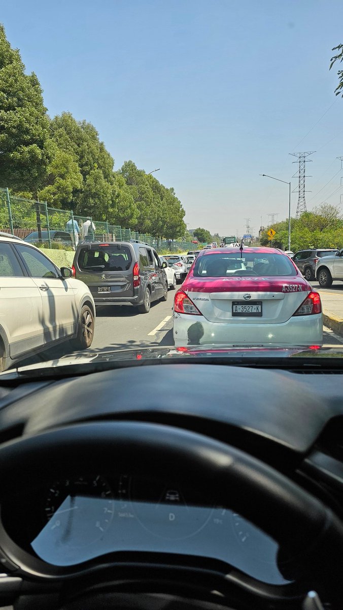 Alex_Gamez_'s tweet photo. @UCS_GCDMX se solicita envíen personal de tránsito a la universidad anahuac del sur, su Mala organización tiene todo el tráfico detenido en ambos sentidos, afectando a varias personas, sobre avenida de las torres en Álvaro Obregón https://t.co/OmpdjZlBDg