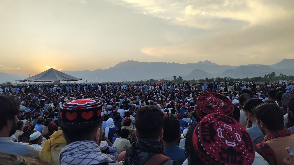 ShirdadM's tweet photo. د ډار په ښار کې به باغي باغي لهجه عامه کړم 
زه به کيسې وکړمه داسې چې کيسه عامه کړم

#په_خيبر_ننګ_وکړئ https://t.co/qEY0yAdkEE