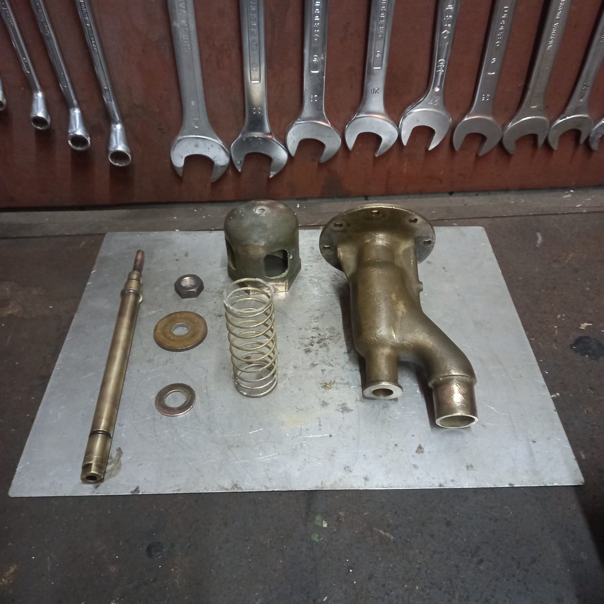 Parmi tous les entretiens que nous réalisons sur nos voitures DEV Inox, nous vérifions en ce moment les sanitaires.

Voici un essai d'usinage de pièces neuves. 
Celle-ci est utilisée pour fixer les joints d'étanchéité de la vanne d'alimentation en eau.