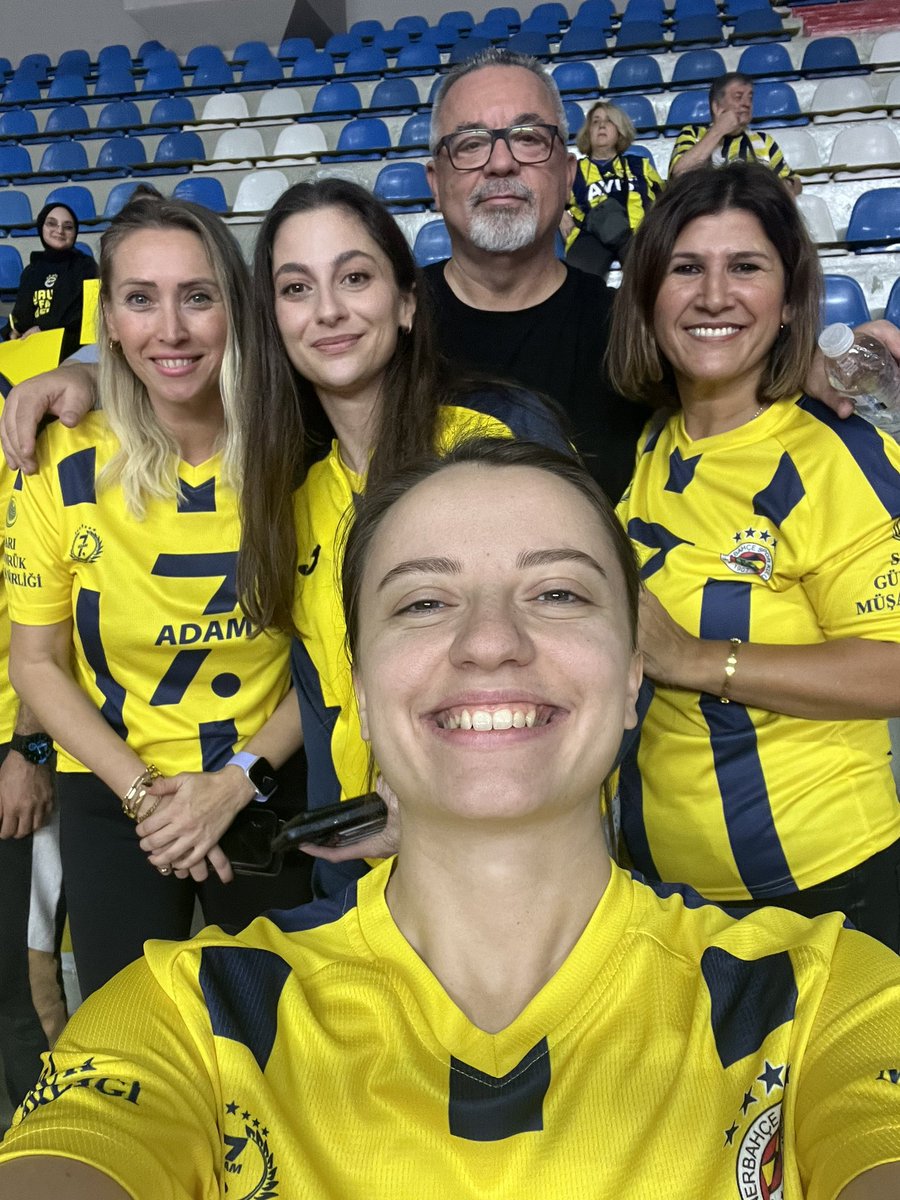 <a href="/7ADAMFB/">7. Adam Fenerbahçeliler Derneği</a> Olarak bugün Fenerbahçe Kadın Voleybol Takımımızın dün olduğu gibi yine yanındaydık .Olmaya devam edeceğiz.Bize Fenerbahçeli olmanın gururu yeter diyerek Maskotumuz sahada biz tribünde gururla 💛💙