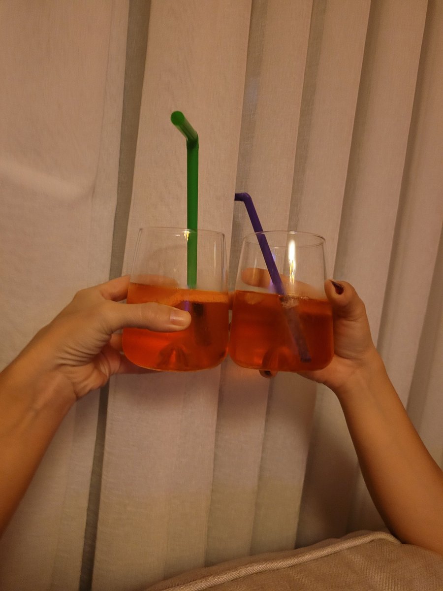 yclcigdem's tweet photo. Geleneksel kadeh kaldırma zamanımiz🥂🥂🥂 @didolinnn https://t.co/qizXGgrzyF