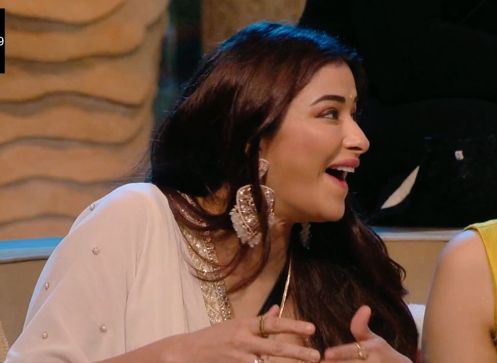 Nyrraa Banerji stealing hearts with her adorable reactions! Absolutely love her charm! 💫❤️

#NyrraaMBanerji #BiggBoss18