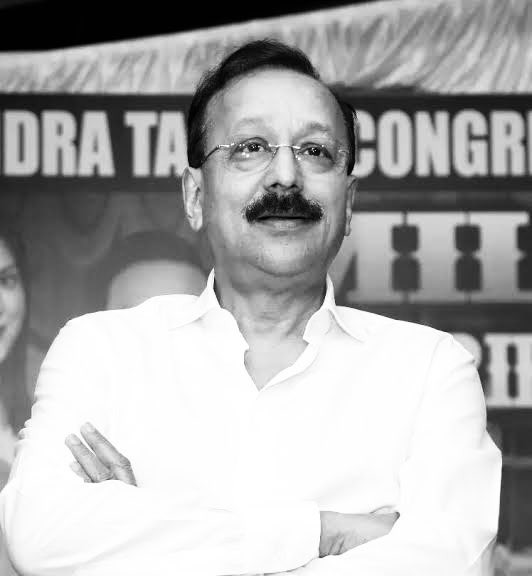 VarshaEGaikwad's tweet photo. जिथे लोकप्रतिनिधी सुरक्षित नाहीत, तिथे सर्वसामान्यांचं काय घेऊन बसलात.. महाराष्ट्राला लागलेली गुन्हेगारीची कीड याला जबाबदार कोण?कायदा-सुव्यवस्थेचे अक्षरशः धिंडवडे निघाले. 

आमचे जुने सहकारी, राज्याचे माजी मंत्री बाबा सिद्दीकी जी यांच्यावर आज बेछूट गोळ्या झाडण्यात आल्या. यात त्यांचा दुर्दैवाने मृत्यू झाला. ही घटना अतिशय धक्कादायक आणि मनाला सुन्न करणारी आहे. 

सिद्दीकी कुटुंबावर कोसळलेलं हे दुःखाचं डोंगर फार मोठं आहे. मी त्यांच्या भावनांप्रती सहसंवेदना व्यक्त करते. बाबा सिद्दिकी यांना भावपूर्ण श्रद्धांजली अर्पण करते.

या भयानक प्रकरणासाठी जबाबदार गुन्हेगारांना कठोरात कठोर शिक्षा तर झालीच पाहिजे, पण प्रश्न उपस्थित होतो तो कायदा-सुव्यवस्थेचा.. 

महाराष्ट्रातील कायदा व सुव्यवस्था दिवसेंदिवस ढासळत चालली आहे. कायद्याचे पालन करणारे राज्य म्हणून आपण नेहमीच अभिमानानं महाराष्ट्राकडे पाहत आलो. पण आता परिस्थिती खरोखरंच बिकट होत चालली आहे. गेल्या वर्षभरात मुंबईतच लोकप्रतिनिधींवर गोळ्या झाडल्या जाण्याची ही तिसरी घटना आहे. बाबा सिद्दीकी जी यांना तर राज्य शासनाची Y दर्जाची सुरक्षा होती.

गुन्हेगारांची पाठ थोपटतंय तरी कोण? कोणाचं पाठबळ मिळतंय यांना की, कायद्याचा जरा ही धाक राहिलेला नाही? महाराष्ट्रात जे घडत आहे ते अत्यंत धक्कादायक आणि चिंताजनक आहे. उघड-उघड रस्त्यांवर अशाप्रकारची दहशत पाहण्यासाठी मुंबई सरावलेली नाही. 

वाढत्या गोळीबाराच्या घटना, गुंडांनी मंत्रालयाच्या आवारात रिल्स बनवणं आणि सीएम व डीसीएमसोबत फोटो काढणं, सामाजिक ध्रुवीकरण आणि हिंसेचे राजकारण वाढणं या सर्व गोष्टींमुळे गुन्हेगारांच्या मनातून कायद्याची भीती नाहीशी झाली आहे. सर्वसामान्यांची सुरक्षा वाऱ्यावर पडली आहे. राज्याचे गृहमंत्री करताहेत तरी काय?

#BabaSiddiqui #Mumbai
#Lawlessness