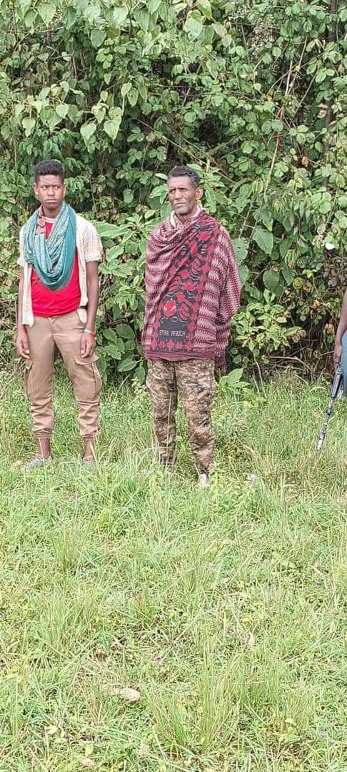 ብርሃኑ ጁላን በ1981 ዓ.ም. ጎብዬ ላይ የማረከው ወያኔ 'ሜይዴይ' ወይም 22 እያለ የሚጠራው ክፍለ ሠራዊት የገበሬ ወታደር በአማራ አርበኞች ጎጃም ውስጥ ከነ ዘር አጥፊና ዘራፊ አራዊቱ ተማርኳል።

ራዲዮው ከተማረከ አዛዡ ለምን አልተማረከም?  ላለው