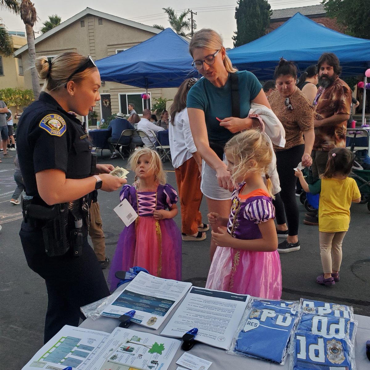 LBPD's tweet photo. We had a blast attending a neighborhood movie night in East Division last weekend and getting to spend time with our community. We loved seeing all the great costumes! 💙 💙
#LongBeach #LBPD https://t.co/OWATN9o0xY