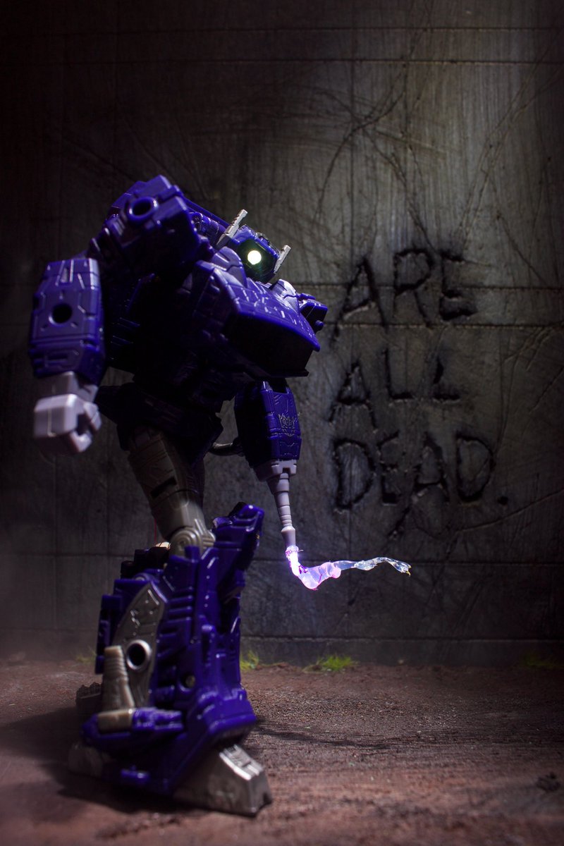 TheGhostMachina's tweet photo. The Transformers…
#transformers #transformerscomics #shockwave #g1 #acba #morethsnmeetstheeye #hasbro #toyphotography #practicalfx #diorama #marvelcomics #markbright #actionfigures #warforcybertron #shockwavesaturday #yesiamanadult https://t.co/yJxVhjl1lt
