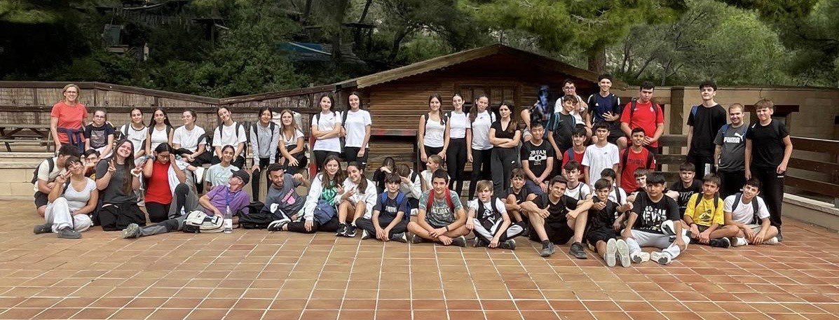 L’1 d’octubre, l’alumnat de 3r d’ESO va viure una experiència al parc d’aventures JUNGLE TREK. La sortida va combinar diversió, aprenentatge i treball en equip.

#auténticos #autèntics #ConsolaciónEduca #ConsolacióEduca #FamiliaConsolación #FamíliaConsolació #totsjuntsfemescola