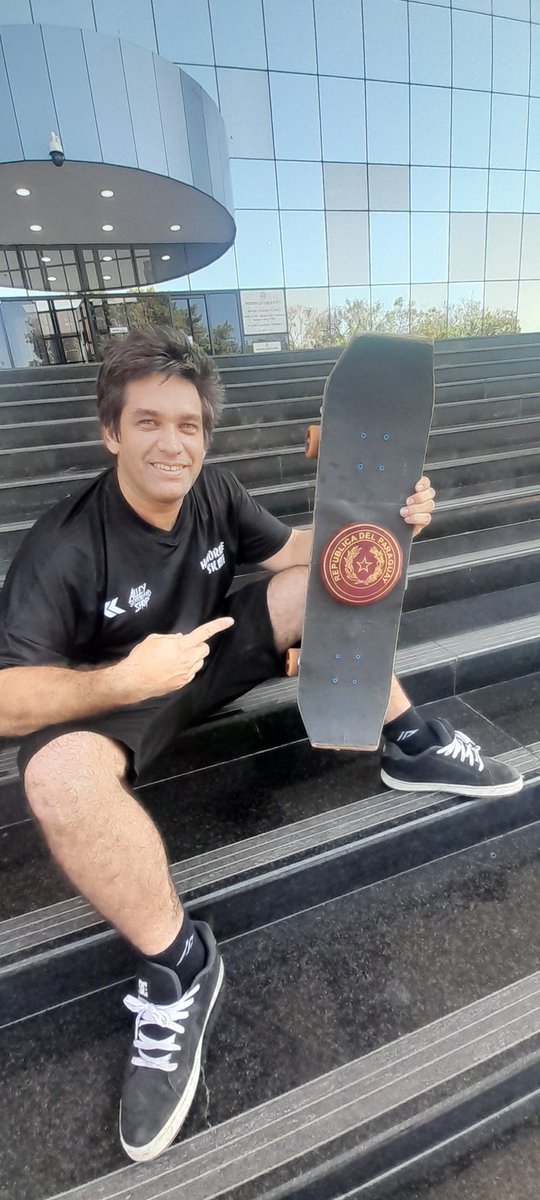 francojose1983's tweet photo. #HonorableSkate
Presentan silla de diputado convertida en skateboard 
Skaters patinan hasta la plaza de las Américas para crear conciencia y luchar por espacios públicos.

@780AM @Megatv_py 📻📺 https://t.co/lkSZIFI0GM