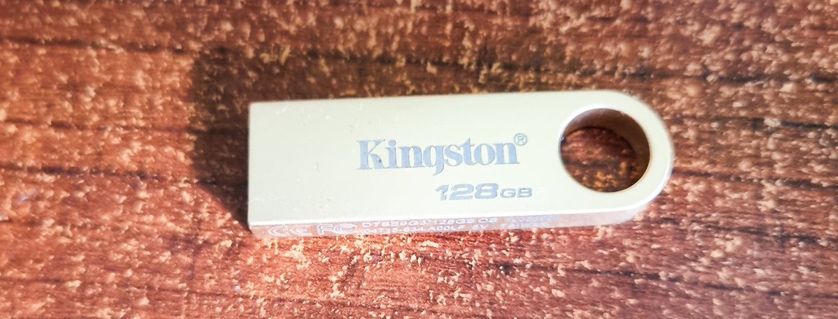Informatykadlak's tweet image. Testuję Kingston DataTraveler SE9 – 128 GB ⚡ Metalowy, stylowy, a do tego szybki transfer! Odczyt i zapis na bardzo dobrym poziomie, idealny do codziennego użytku. Polecam! #Kingston #DataTravelerSE9 #USBDrive #Tech #FastTransfer #StorageSolution #Gadgets @JohnManham
