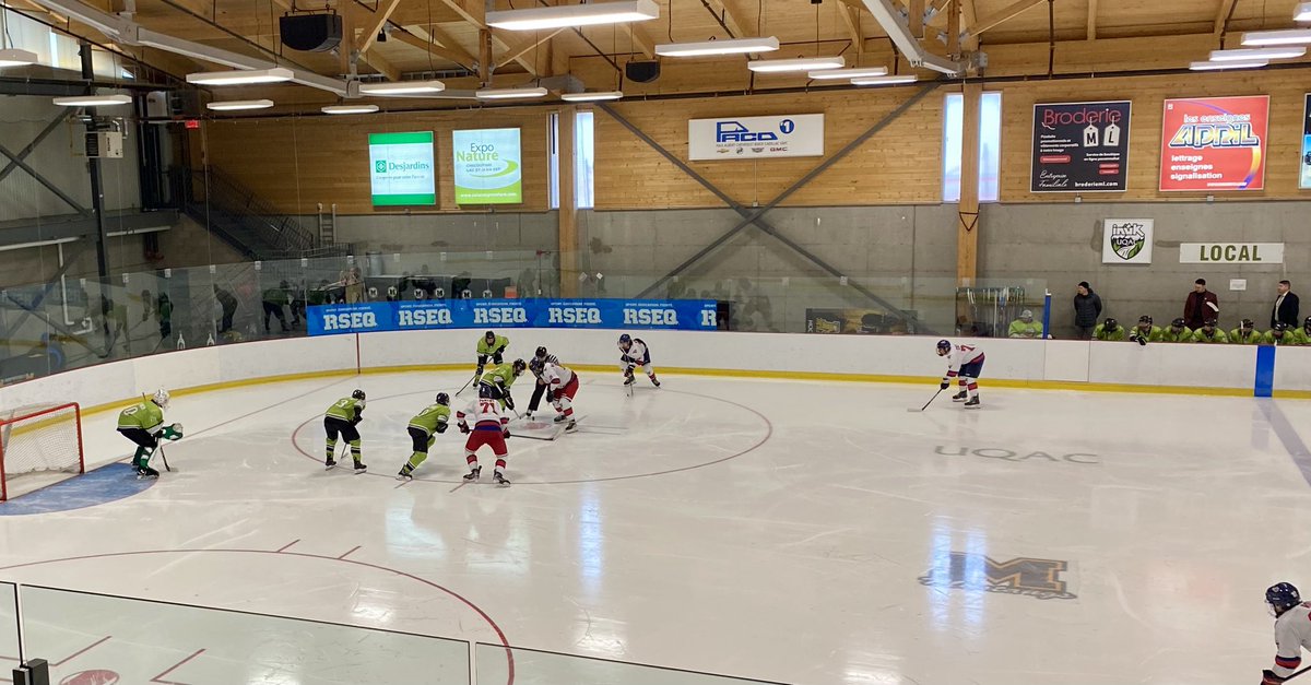 Une passerelle plus loin, les Inuk au hockey universitaire D2 affrontent eux aussi ETS. En route vers une 2e victoire, tout comme leurs camarades au volleyball, 6/6 dans les sets, hier et aujourd’hui.