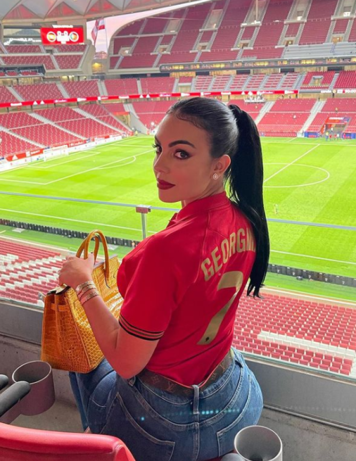 georginagio_bae's tweet photo. We support Portugal tonight right? 🇵🇹 https://t.co/0DEaPrG0Ob