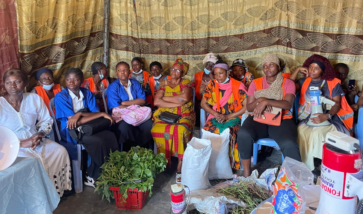 CanadaRDC's tweet photo. Mme Heys a visité des activités d'autonomisation économique des femmes axées sur la production de compost et a échangé avec des étudiants sur le harcèlement sexuel dans les écoles, où elle les a encouragés à le dénoncer et à mener le changement pour une société plus égalitaire. https://t.co/XBgc3ya7ZP