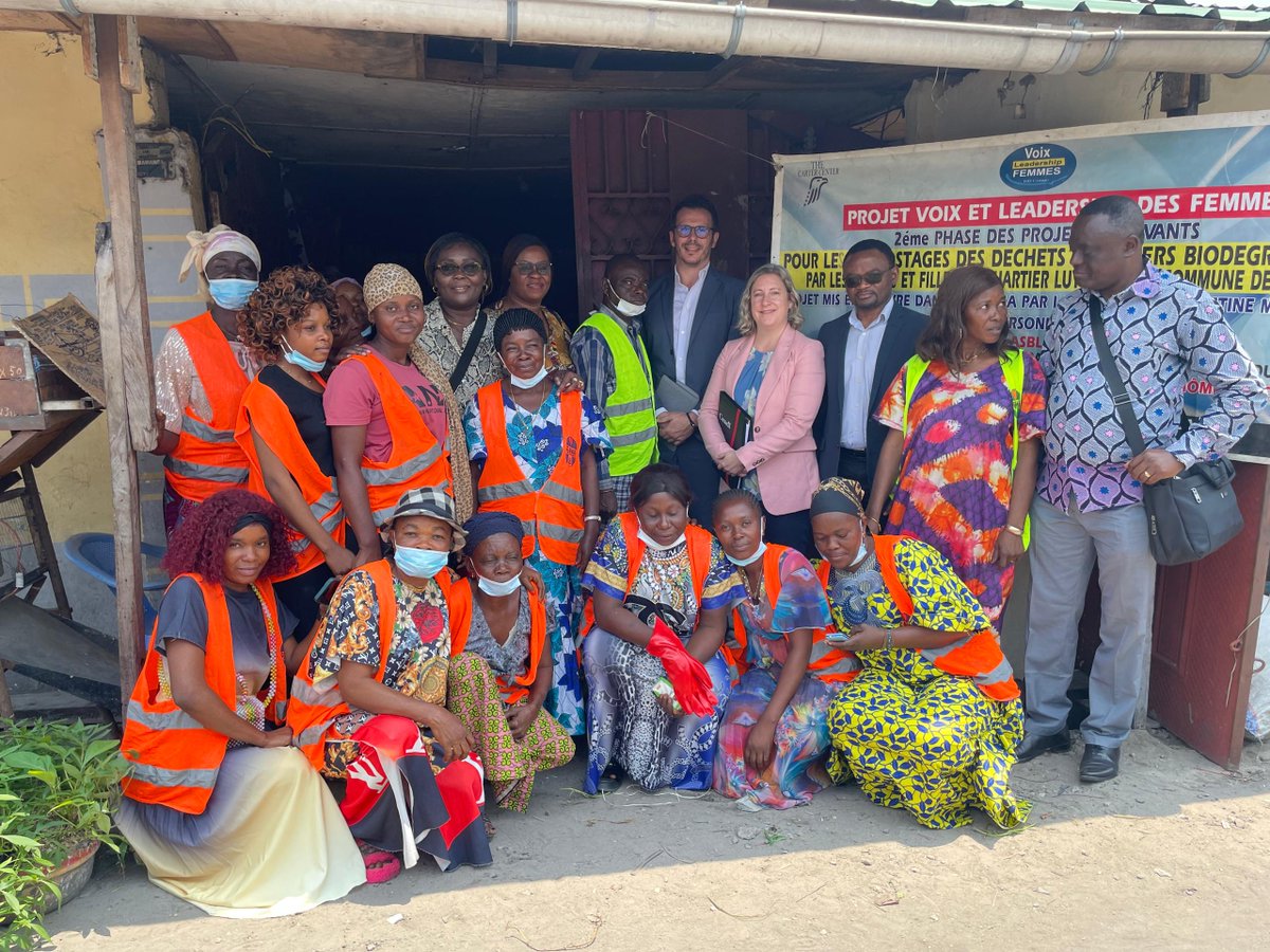 CanadaRDC's tweet photo. Mme Heys a visité des activités d'autonomisation économique des femmes axées sur la production de compost et a échangé avec des étudiants sur le harcèlement sexuel dans les écoles, où elle les a encouragés à le dénoncer et à mener le changement pour une société plus égalitaire. https://t.co/XBgc3ya7ZP