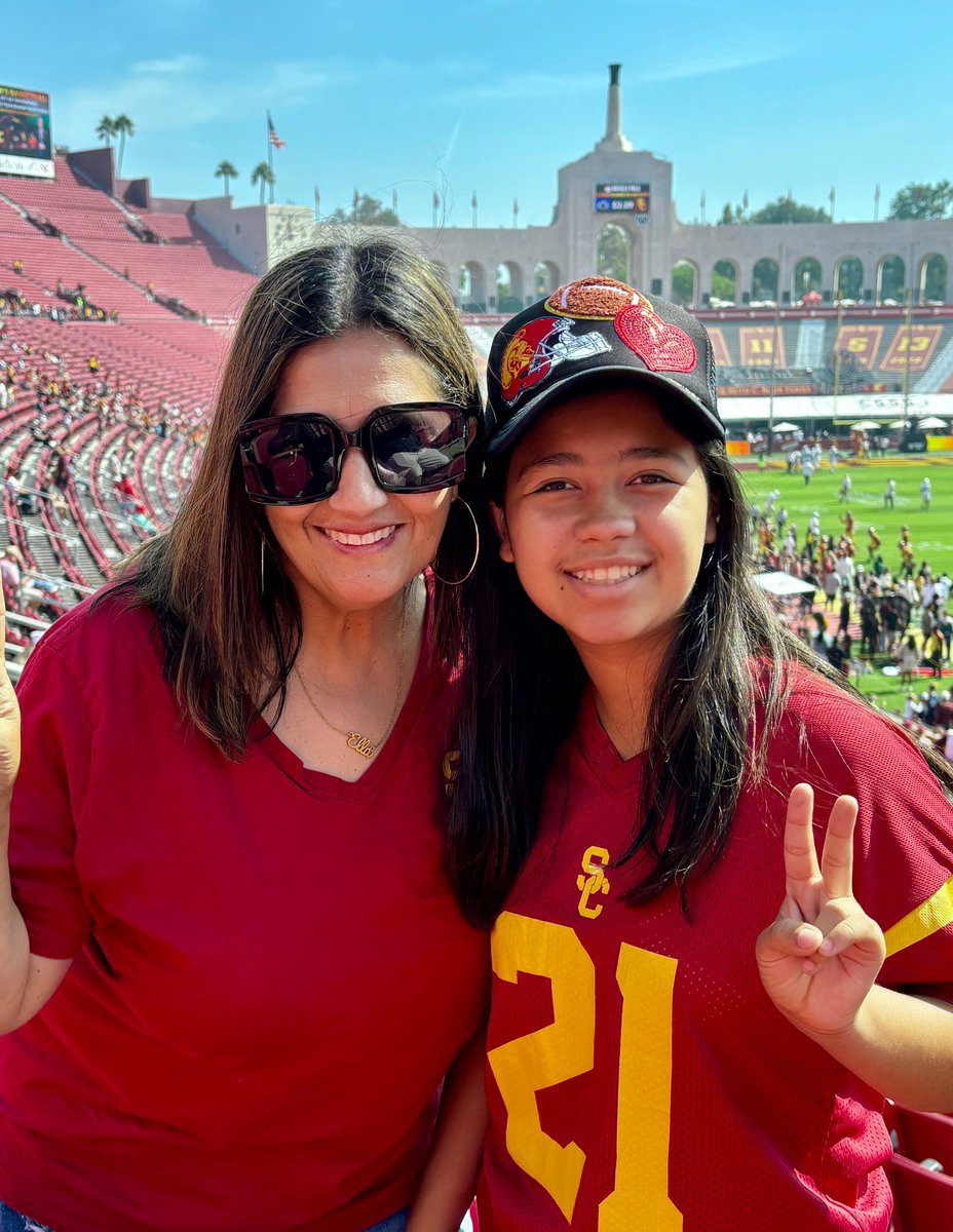 zorivelle's tweet photo. #USCSELFIE https://t.co/I7d7irYvbj