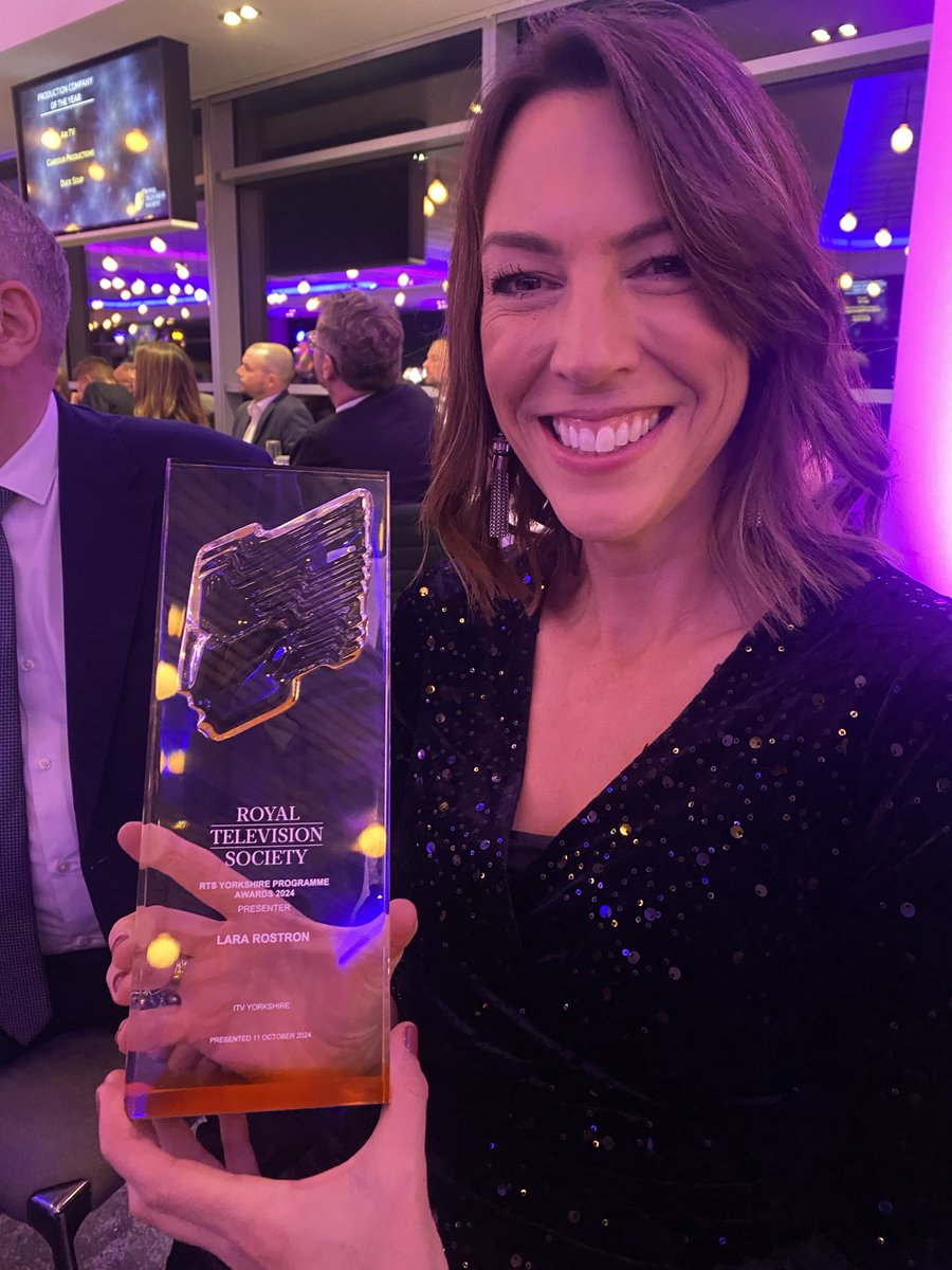 What a wonderful night that was thanks ⁦<a href="/RTSYorkshire1/">RTS Yorkshire</a>⁩❤️BIG shout out to the ⁦⁦<a href="/itvcalendar/">ITV News Calendar</a>⁩ team for winning best news programme, to calendar reporter ⁦<a href="/JonnyBrownYorks/">Jonathan Brown</a>⁩ for best news story …and I came away with best presenter! 🤩