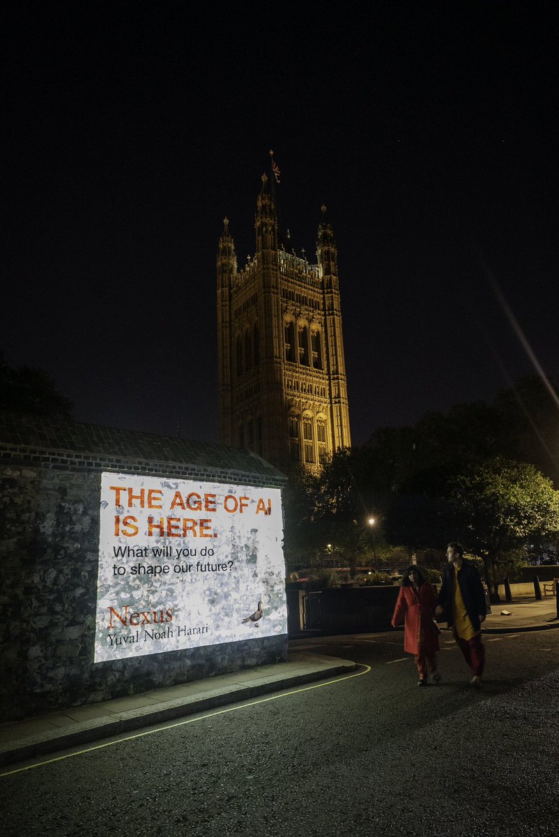 harari_yuval's tweet image. #NexusBook lighting up London. @vintagebooks