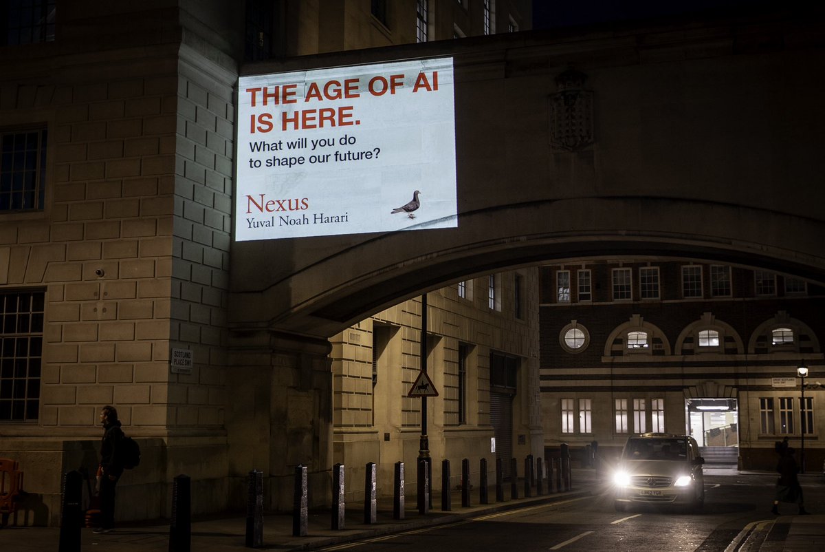 harari_yuval's tweet image. #NexusBook lighting up London. @vintagebooks
