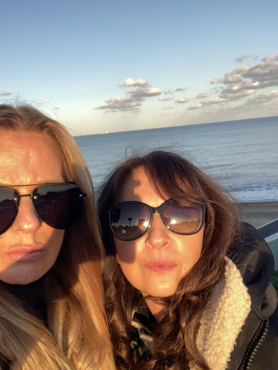 FifitFiona's tweet photo. #beach #friends #openfires #wine #weekend ❤️ https://t.co/a5Z1hbIo6C