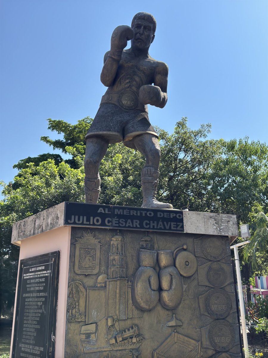 Visitando las tierras Sinaloenses… no podía faltar la respectiva foto.. 🥊 
<a href="/Jcchavez115/">Julio César Chávez</a>
