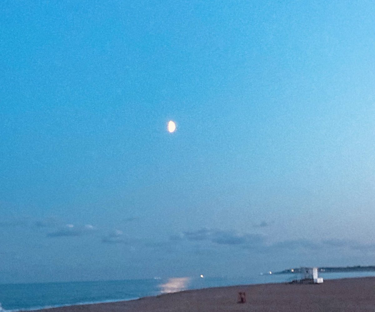 FifitFiona's tweet photo. #beach #friends #openfires #wine #weekend ❤️ https://t.co/a5Z1hbIo6C
