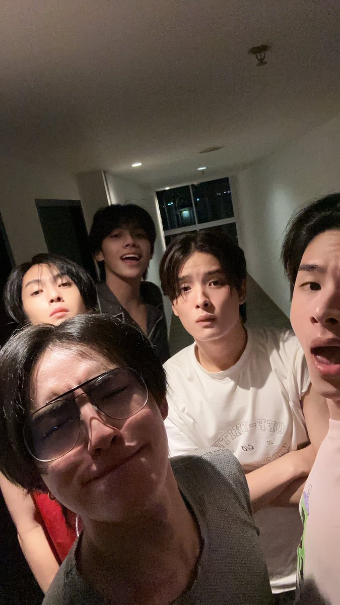 fullmoon_pwscu's tweet photo. น่ารักมากนิ้ห ได้เห็นหน้าก็สบายใจมีความสุขแล้ววววว
“เอ็นจอยและเต็มที่นะคับบัสส”
#COPPERdechawat #PEEMWASU #THAIchayanon 
#PHUTATCHAI #KHUNPOL #HEARTchuthiwat https://t.co/GbrVPpG9ll