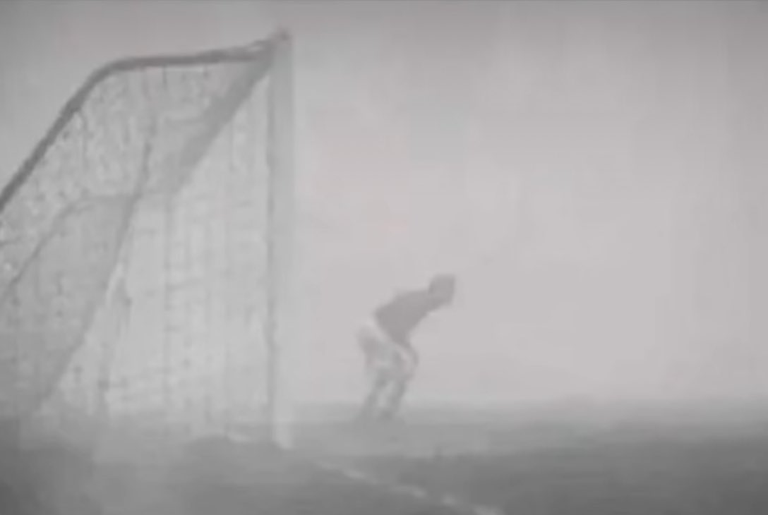 Wenn Du einen schlechten Tag hattest, dann denk daran, dass Sam Bartram, der Torhüter von Charlton Athletic, 1937 eine Viertelstunde in seinem Tor verbrachte, ohne zu wissen, dass das Spiel wegen Nebels abgebrochen wurde...