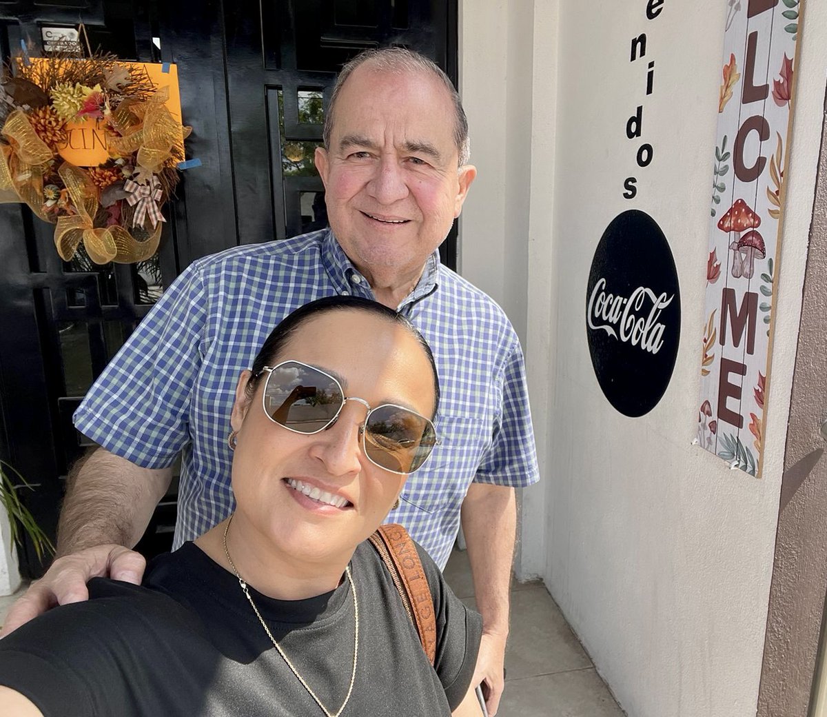 Buenas tardes a todos !! Pues aquí disfrutando almuerzo-comida con Monica. Les deseamos un bonito sábado y excelente fin de semana!! 🤗 #HaciendoBienLasCosas