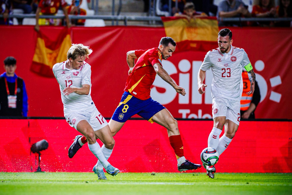 Selección Española Masculina de Fútbol (@sefutbol) on Twitter photo ⚡️ <a href="/FabianRP52/">Fabián Ruiz</a> superando rivales.
𝐷𝑎 𝑖𝑔𝑢𝑎𝑙 𝑐𝑢𝑎́𝑛𝑑𝑜 𝑙𝑒𝑎𝑠 𝑒𝑠𝑡𝑜.
🇪🇸 🆚 🇩🇰 | 0-0 | 16’
#VamosEspaña | #NationsLeague ⚡️ <a href="/FabianRP52/">Fabián Ruiz</a> superando rivales.
𝐷𝑎 𝑖𝑔𝑢𝑎𝑙 𝑐𝑢𝑎́𝑛𝑑𝑜 𝑙𝑒𝑎𝑠 𝑒𝑠𝑡𝑜.
🇪🇸 🆚 🇩🇰 | 0-0 | 16’
#VamosEspaña | #NationsLeague