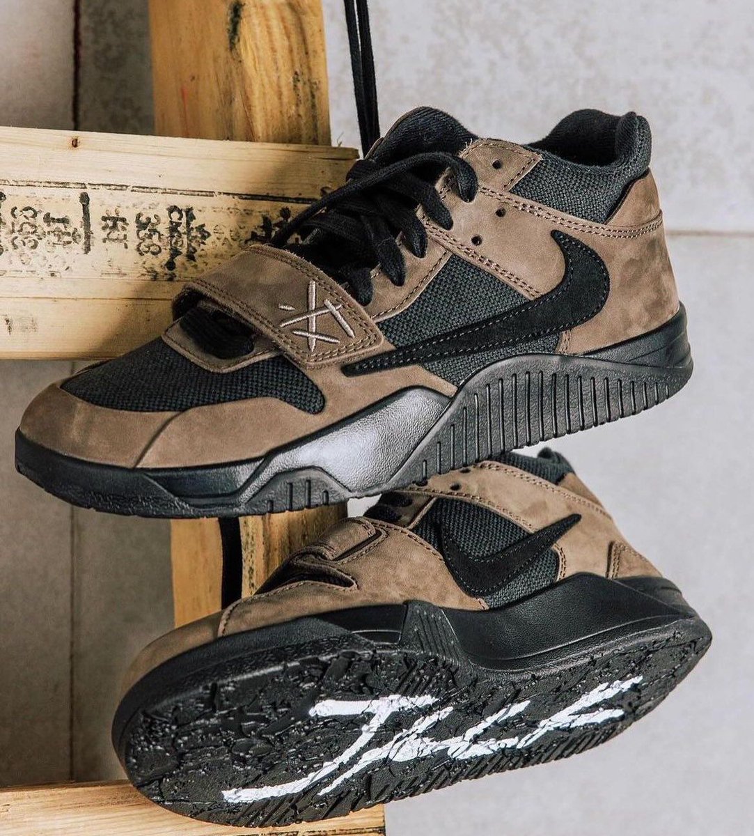 JustFreshKicks's tweet photo. Travis Scott x Jordan Jumpman Jack "Mocha" Releasing 11/13 ☕ https://t.co/BVqhhNDfuO https://t.co/fMYa8GAUcY