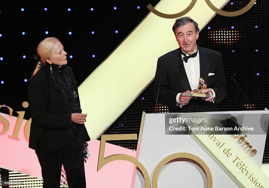 AgatheIrene's tweet photo. #PierreVernier recevant un prix d'interprétation (à Monte Carlo) des mains de #BarbaraBain (de "Mission : Impossible" et "Cosmos 1999"). https://t.co/oA4mQ2I6wV