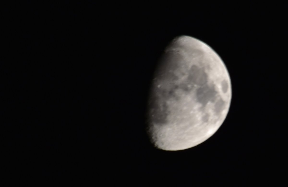 johan_klos's tweet photo. Goedenavond welke van de 2 is met #telefoon gemaakt nu wel op #statief #weerfoto #maan op 71% eventjes #helder weer in #alblasserdam https://t.co/RaLO1FLCMl