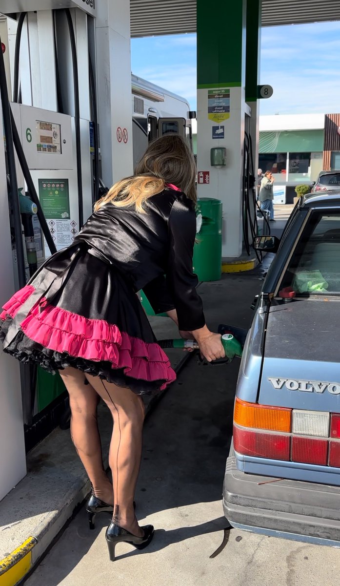 SissySonja's tweet photo. Die Hälfte ist geschafft und meine Lady @Janeblack64 sagt dass ich nochmal erinnern soll dass ab 200 retweets die Videos folgen.
Half of retweets are done and my mistress asked that I should remember that after 200 my videos will be published https://t.co/uPVik06PJb