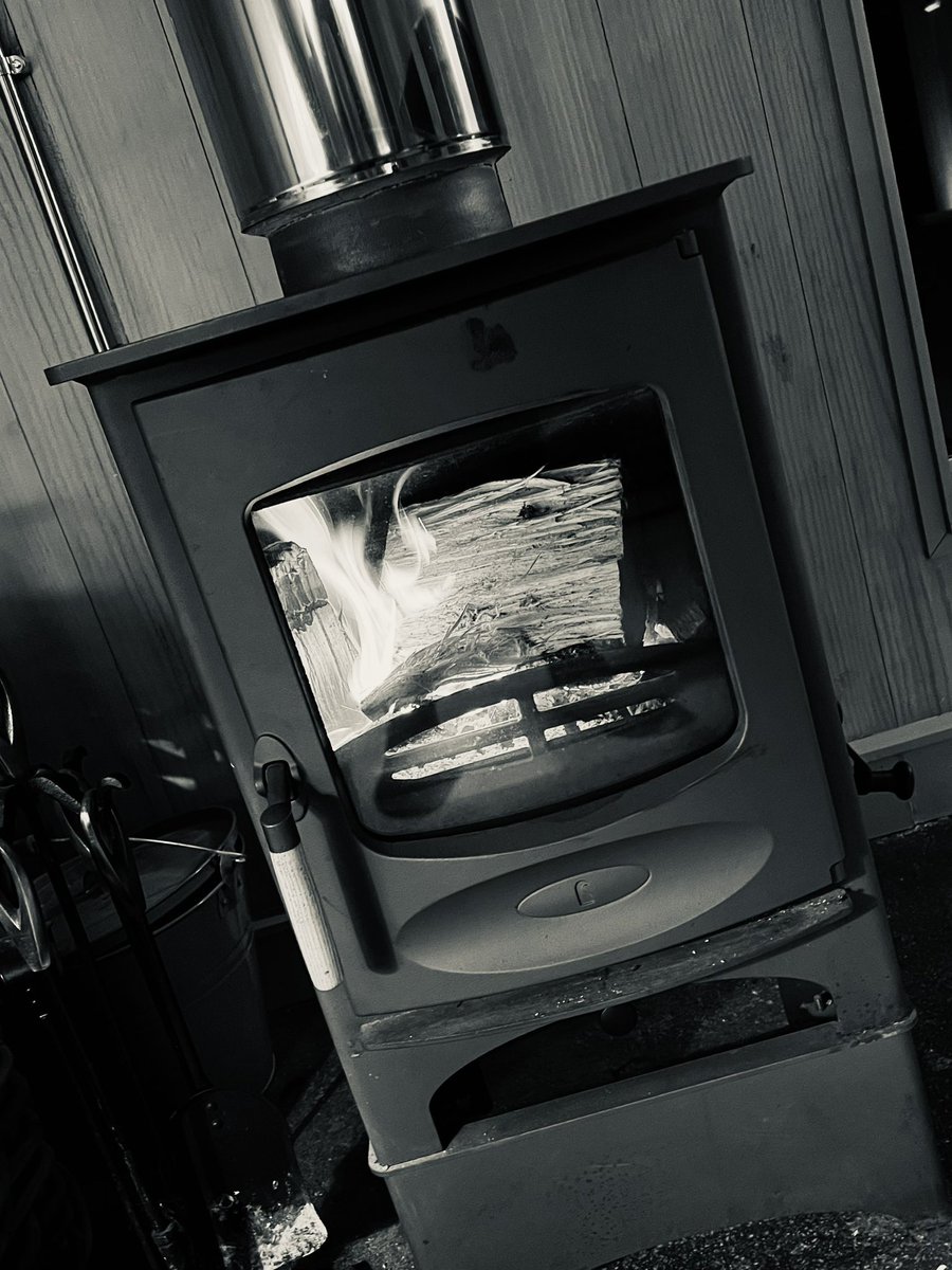 FrankHannigan5's tweet image. Relaxing by the fireside #hearth #holiday Mull