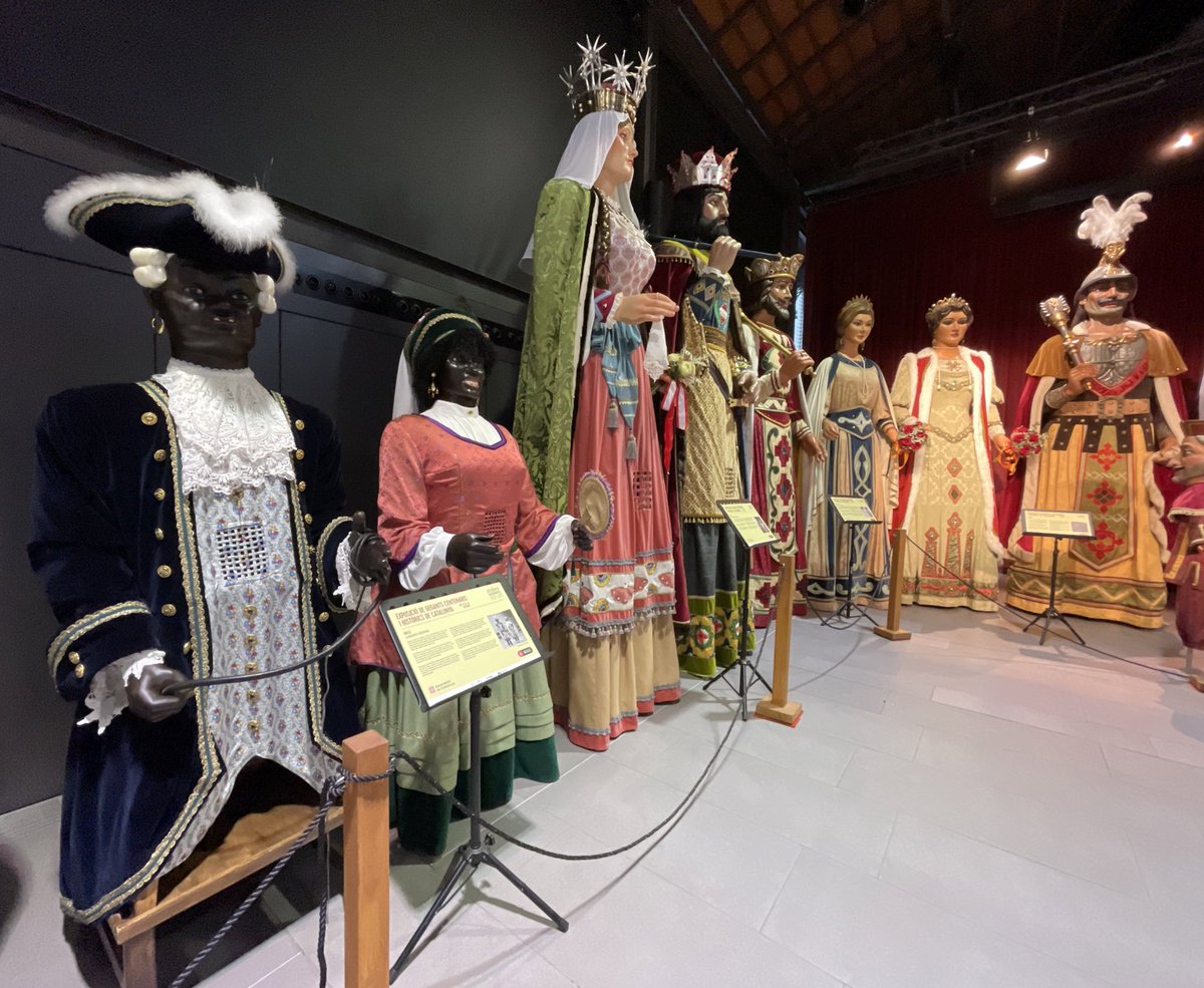 Avui s’ha inaugurat l’exposició dels Gegants Centenaris i Històrics de Catalunya a Barcelona.

El Lladrefaves, la Gegantona, la Geganta i el Geganh de la Porra, són presents en una mostra històrica que acull la majoria de les figures més emblemàtiques del país.