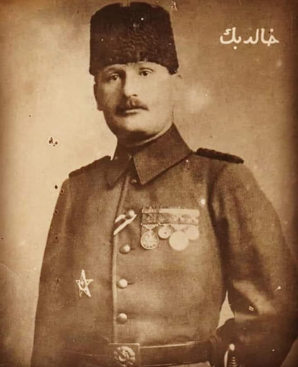 banalreis's tweet photo. Gizlenen Kahraman deli Halit Paşa ! 

1883 yılında İstanbul’da doğduğunu …

1901 tarihinde Harp Okulu’na girdiğini..

1908 tarihinde Kıdemli Üsteğmenliğe terfi ettirildiğini..

1.Ordu’nun Yemen‘e gönderilmesi ile birlikte kendisi de Yemen’e gittiğini..

İtalyanların Trablusgarp’a saldırması üzerine, Fedai Zabitan olarak Haziran 1910’da Trablusgarp’a gittiğini..

1.Dünya Savaşı’nın başlaması üzerine Kafkasya Cephesi’nde görev aldığını..

Ermeni çetelerden Dersim, Erzincan, Nenehatun ve Erzurum‘u geri aldığını..

Deli Halit’in belinde “namuslu ve namussuz” adını verdiği iki tabanca olduğunu.. 

Namuslu’ ile sadece düşmana ateş ederdi. ‘Namussuz’ ile olur da cepheden bir asker kaçarsa diye belinde bulundurulduğunu.. 

"Vatan bizimdir, kaçan haindir, kaçanı vururum, ben kaçarsam siz de beni vurun!" Dediğini..

1922 Büyük Taarruz’da Yunan birliklerine saldırarak, Yunan’ın 11. Tümen Komutanı Tümgeneral Nikoloas Kladas ile birlikte birçok Yunan askerini esir aldığını..

Deli Halit Paşa, muharebe meydanlarında ikisi ağır olmak üzere 9 kez yaralandığını.. 

Mudanya’dan Kocaeli’ne, Kars’a, Artvin’den Gümüşhane’ye, Erzurum’dan İzmir’e, Tunceli’den İstanbul’a, Yemen’den Trablusgarp’a, cephe cephe koşuşturmuş bir Kahraman komutan olduğunu.. 

Sakarya Muharebesi’nde beyninin yanına saplanan kurşunu hayatı boyunca taşıdığını..

1923 tarihinde yapılan seçim sonucunda Ardahan milletvekili olarak TBMM’sine girdiğini..

Mecliste Ordunun masraflarının kısılması teklifine şiddetle karşı çıkarak sert tepki gösterdiğini..

Gazilere mali kaynak aktarılmasını istediğini..kaynak olmadığını savunanlara da “Doğudan o kadar ganimet getirdim, ne yaptınız?” cevabını verdiğini..

Deli Halit Paşa'nın asıl tepkisi yöneticilerin bulaştığı yolsuzluklar olduğunu. Bu nedenle milletvekilleriyle birçok kez büyük tartışmalar yaptığını..

1925'te M.Kamal’ın adamları Meclis'te onu belinden vurduğunu.. 😳😳

Hastaneye götürülmediğini, 1 odaya kapatıldığını..

Paşa’nın yarası ölümcül olmadığını.. ama CHP güdümündeki doktorlar asla yerinden kımıldatılmaması gerektiğini söylediğini ve hastaneye kaldırılmadığını 😳

Meclis revirinde beş gün boyunca tedavisi süren Deli Halit Paşa, 14 Şubat 1925'te vefat ettiğini..

Katili  “Kel Ali” ertesi yıl İstiklal Mahkemesine hakim yapılarak terfi ettirildiğini..

Biliyor muydunuz ?