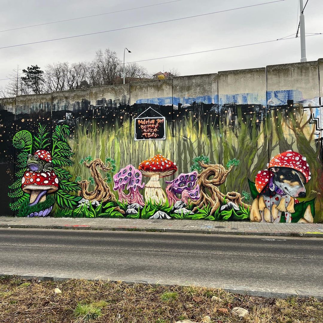 StreetArt_Praha's tweet photo. The @streetart_cz archives 💾
Art-work by BylinKE, ŠUTER &amp; Jakub Tsau of the 2023 @molotowpraha @MolotowPraha graffiti jam at Orionka 🍄🐸🌳🐶🎨🙌🏻
📸 20.03.2023.
📍 Praha, Orionka Graffiti Wall 
#kikabylinke #suterart #jakubtsau #streetartpraha #streetart #streetartczechia https://t.co/rU5ucHlGwN