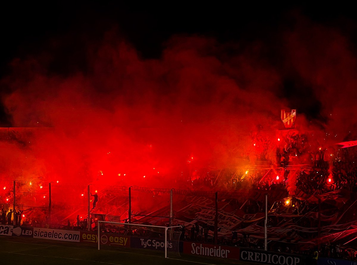 CbaClubes's tweet photo. @Fedemolina03 @AlgarabiaD @LaBarraAcade Ahí te dejo de un partido cualquiera, contra temperley. 
Son chiquitos y no tienen hinchas https://t.co/R5pzHSCoMh