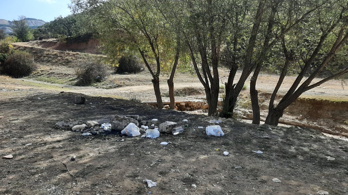 Bugün Keçiören Sarıbeyler köyüne yürüyüşe gittik. Güvenç Barajı ve çevresi çöplük olmuş. Bu barajın bir kısmı Keçiören ve Kahramankazan Belediyesi sınırları içinde. Yazık ya bir yetkili gidip baksın. Belediyecilik bu mu? Daha 8 ay olmadan işi iyice serdiniz.