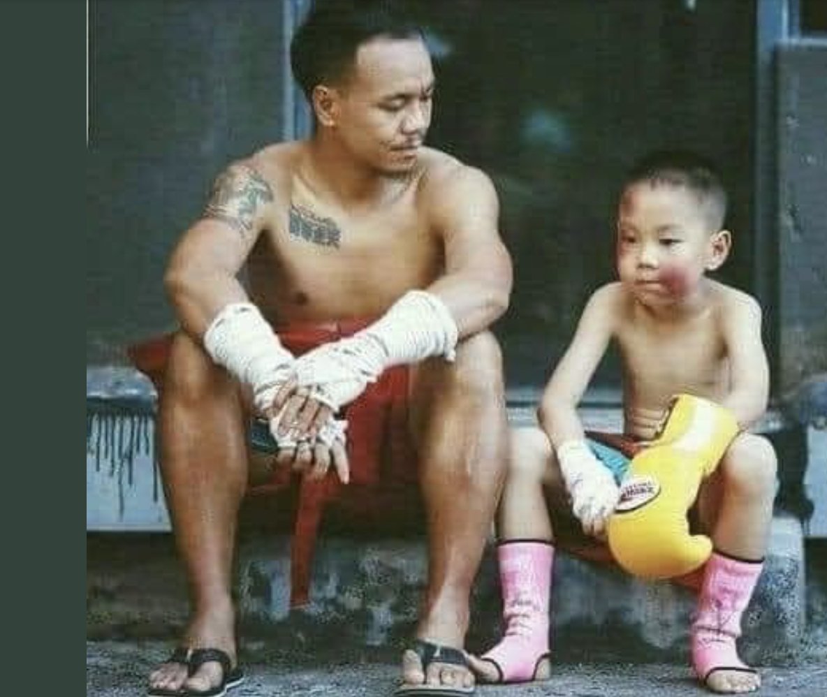 admvhv's tweet photo. Ngẫm nghĩ cũng đúng mà ! 

NÓI VỚI CON
1. Vẻ đẹp ngoại hình là 1 lợi thế, nhưng  tâm hồn, nhân cách, trí tuệ mới là cái quyết định cuộc đời con.

2. Sau này con có tiền, con có thể thuê người giúp việc làm cho mình để con có thời gian làm việc khác, nhưng trước hết mình phải biết làm những việc đó. Vì vậy ngay từ nhỏ, hãy làm việc nhà.

3. Lao động, đó còn là tự trọng. Khi đến nhà ai ăn cơm, con hãy vào bếp hỏi xem cần giúp gì. Không ai bắt con phải làm nhiều đâu. Nhưng nó sẽ làm cho cả 2 cùng hạnh phúc. Đừng cho mình đặc quyền bắt ai đó phải phục vụ.

4. Khi con nhờ ai đó việc gì, nếu họ giúp con, hãy biết ơn họ thật nhiều. Nếu ai đó không giúp, con không có quyền giận dỗi khó chịu. Không ai có trách nhiệm phải làm những điều đó cho con.

5. Con không có nghĩa vụ phải làm hết mọi yêu cầu và làm hài lòng tất cả mọi người nếu điều đó không làm con hạnh phúc.

6.Con đừng cho phép ai làm tổn thương mình bằng cách hãy nhận thức giá trị bản thân, để khi ai đó tác động không tích cực, con đừng có sầu khổ.

7.Sẽ có những chàng trai (cô gái) khen con xinh đẹp, con có thể vui cả ngày, nhưng nó không nói lên rằng anh (cô) ta thật sự trân trọng con. Đừng vì những lời khen mà dành trọn tấm chân tình.

8. Sẽ có những người không ưa con, có lời lẽ không hay với con, điều đó thật bình thường con nhé. Nếu họ nói đúng, con cần sửa mình. Nếu nói không đúng, con hãy mỉm cười. Có lúc con cũng hiểu nhầm người khác đúng không?

9. C�� thể, con yêu 1 người và đó cũng chính là chồng (vợ) con, nhưng có thể sau thời gian yêu nhau, các con chia tay. Điều này chẳng nói lên con kém cỏi, bị ghét bỏ để phải quỵ lụy khổ đau. Chỉ là sẽ là cơ hội để con có 1 người phù hợp hơn.

10. Người đầu tiên con phải đối xử tốt là chính mình. Và sau đó là bố mẹ anh chị em. Chỉ khi con đối tốt với bố mẹ, anh chị em, con mới trở thành người tốt thật sự với mọi người ngoài kia.  Mà chỉ khi con đối tốt với mọi người từ tâm, con mới có được những mối quan hệ chất lượng và quý nhân cũng từ đó.

Nguồn : Chau Nguyen Thi
