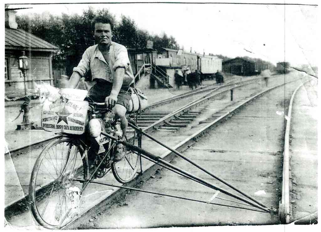 esperanto_paris's tweet image. Lundo la 4an de novembro 2024 okazos la inaŭguro de la retejo dediĉita al la vojaĝo, kiun Lucien Péraire, ĉarpentisto kaj inventinto de la rel-biciklo, faris bicikle inter 1928 kaj 1932 tra Eŭrazio kaj ĝis la Malproksima Oriento.