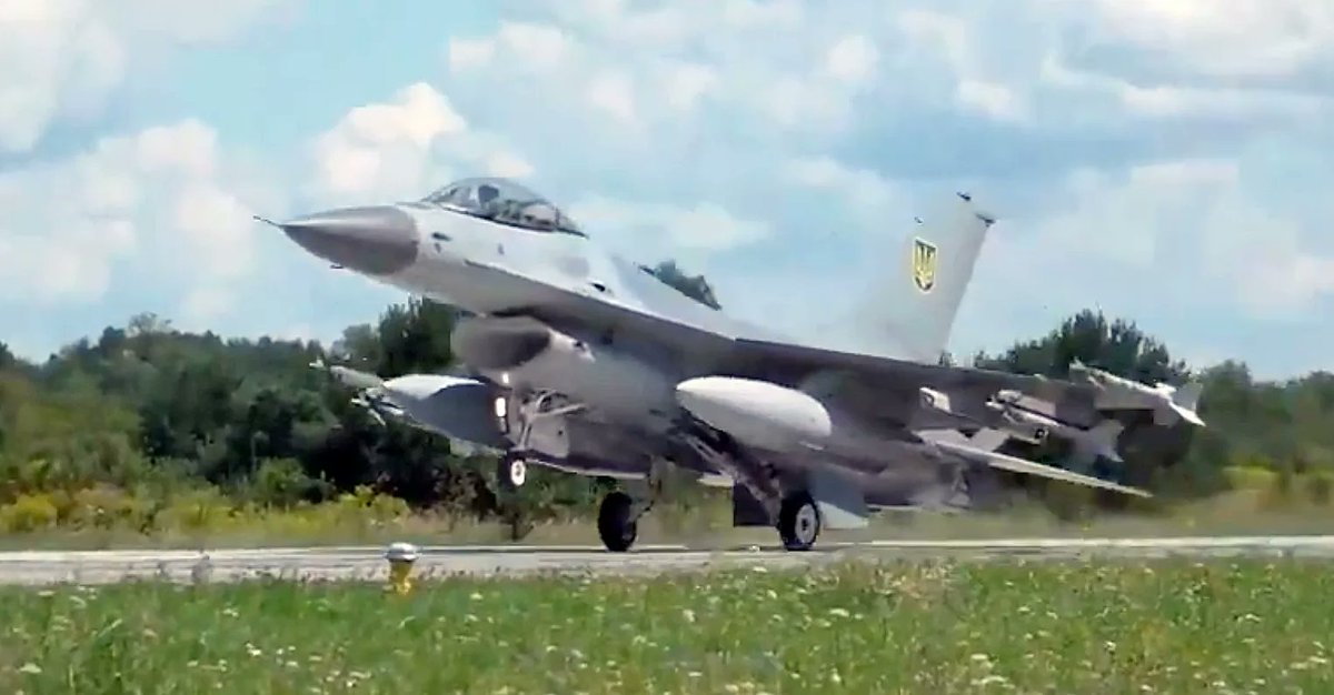 francescoproia's tweet photo. Un Su-34 russo è stato abbattuto da un F-16 ucraino.
Detta così sembra quasi normale, ma ricordiamoci che il Su-34 è entrato in servizio nel 2014, l'F-16 nel 1976, quasi quarant'anni prima.
Il secondo esercito del mondo... manco a Risiko! https://t.co/3JXitY6naR