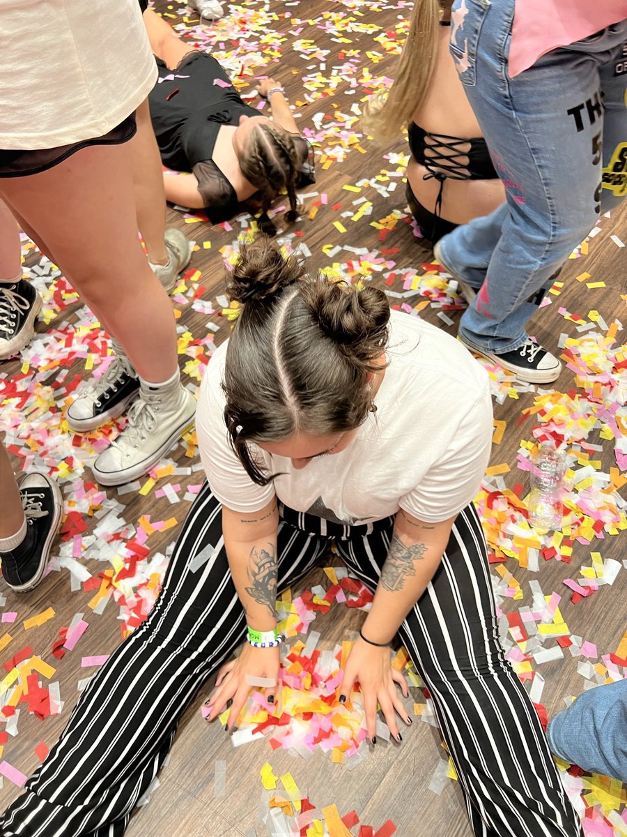 mol | 18+ tweet media