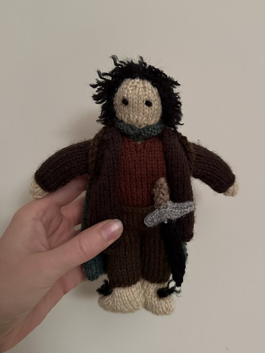 skyguyskenobi's tweet photo. realised i never debuted my knitted lord of the rings characters on twitter.. here’s frodo and sam https://t.co/i5JFbplZXS
