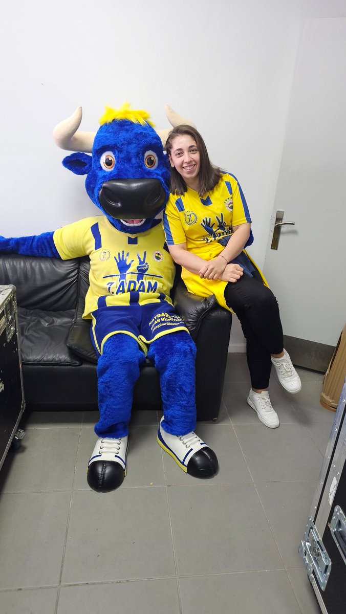 tugcemsi_'s tweet photo. Bugün tasarımını yaptığım boğa maskotumuzun sahadaki ilk iş günüydü:))
Kulübümüzden bir beklentimiz olmadan 7.Adam ın voleybol takımımıza hediyesi olarak yola çıkıp hazırladık tüm gelirler ise kulübümüze kalacaktır.. Yapıcı tüm eleştirilere açık olmakla beraber++ https://t.co/rcfvLLfuQ5