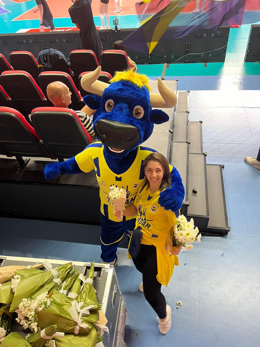 tugcemsi_'s tweet photo. Bugün tasarımını yaptığım boğa maskotumuzun sahadaki ilk iş günüydü:))
Kulübümüzden bir beklentimiz olmadan 7.Adam ın voleybol takımımıza hediyesi olarak yola çıkıp hazırladık tüm gelirler ise kulübümüze kalacaktır.. Yapıcı tüm eleştirilere açık olmakla beraber++ https://t.co/rcfvLLfuQ5
