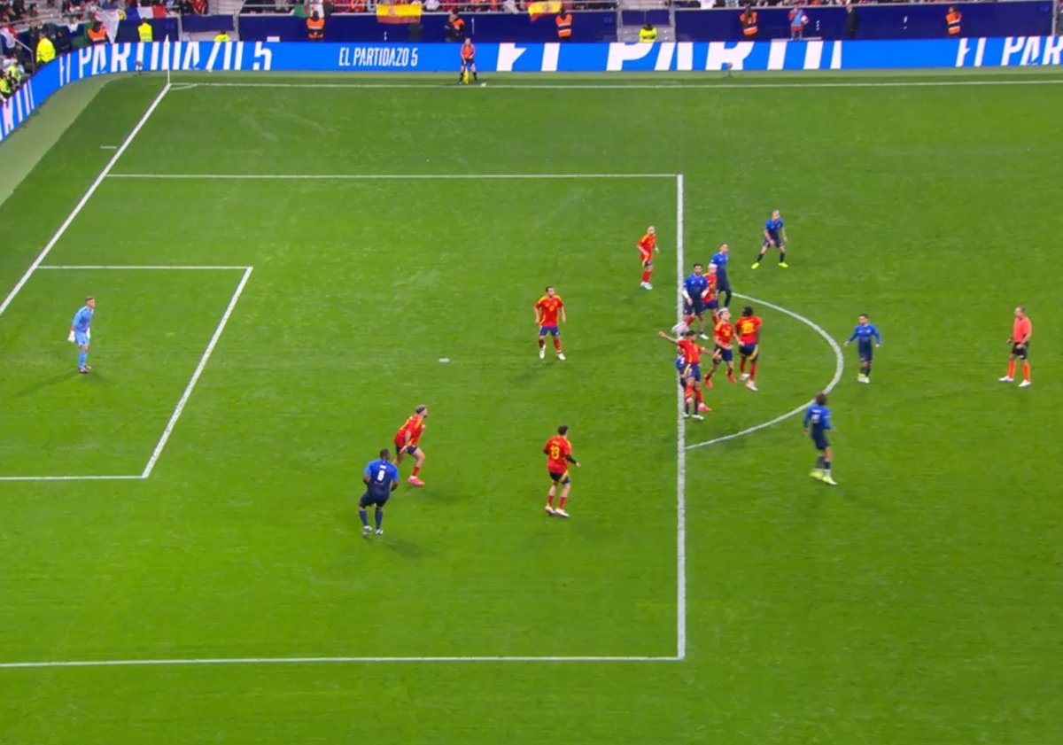 RMCsport's tweet photo. ⚡Alors qu'il y avait un possible pénalty pour une main espagnole dans la surface, l'arbitre visionne la VAR et indique finalement un hors jeu préalable... Mais pourtant, c'est un joueur espagnol qui lui remet ! Une décision lourde de conséquence !
https://t.co/QxuIkRa7bQ https://t.co/mOu3l4sWbS